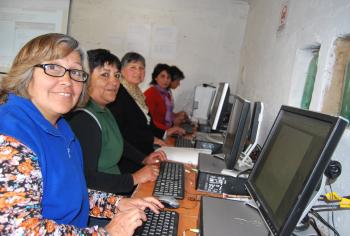 A group of students using a computer