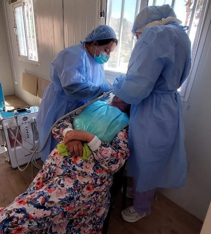 Dentistas que prestam cuidados dentários