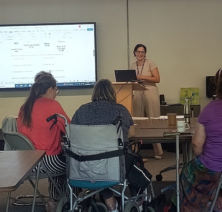 Ordenador portátil utilizado en una reunión