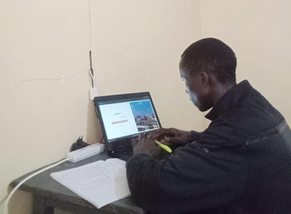 Studente che usa il computer portatile